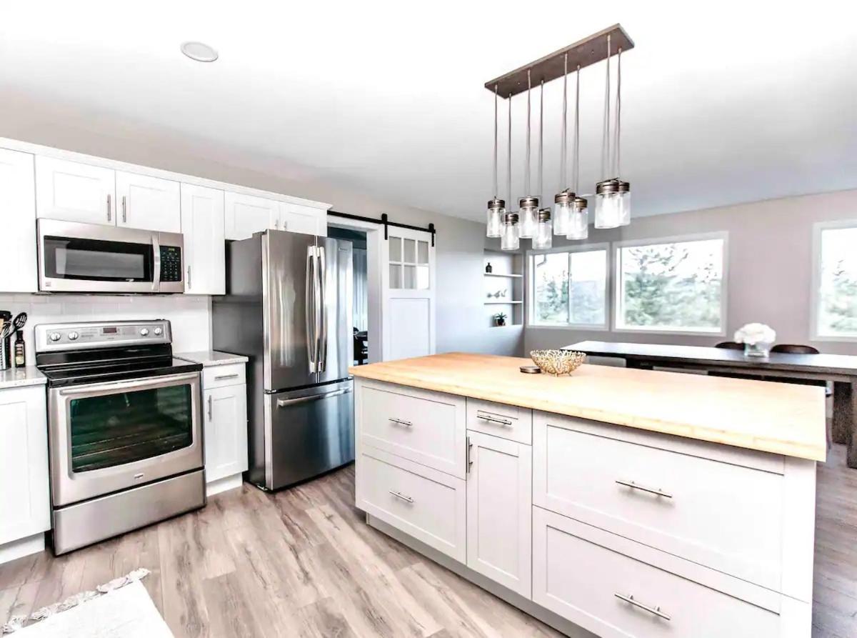 Stunning Home With Amazing Views Near The City Victoria Exterior foto