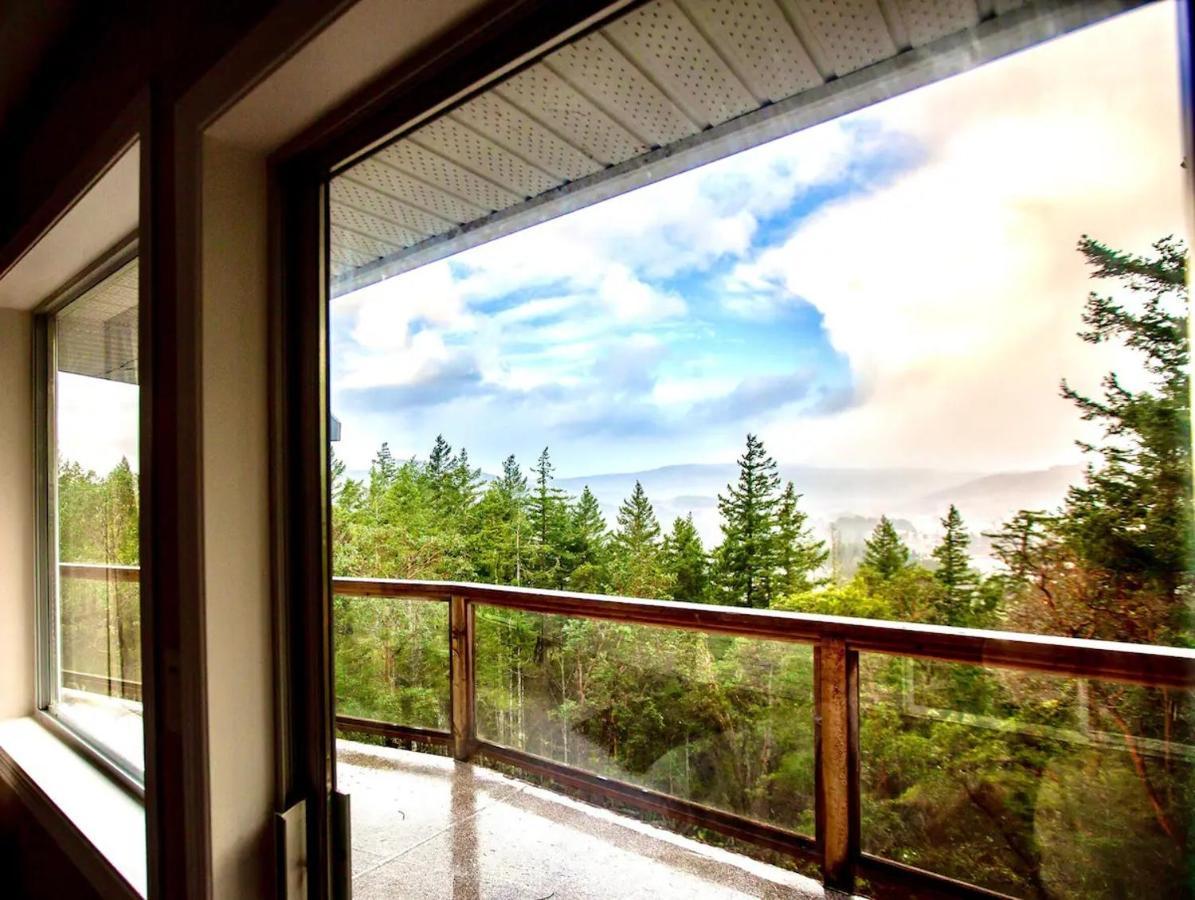 Stunning Home With Amazing Views Near The City Victoria Exterior foto