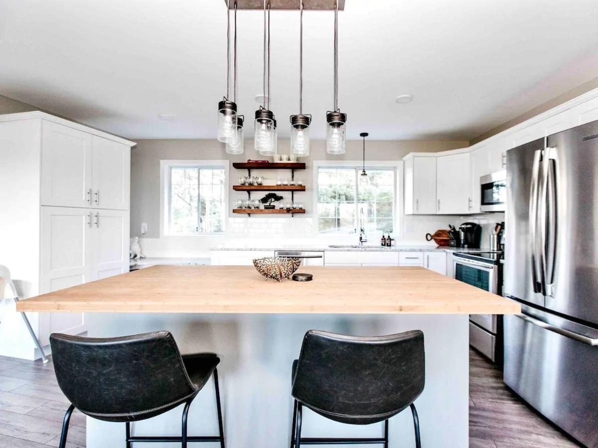 Stunning Home With Amazing Views Near The City Victoria Exterior foto
