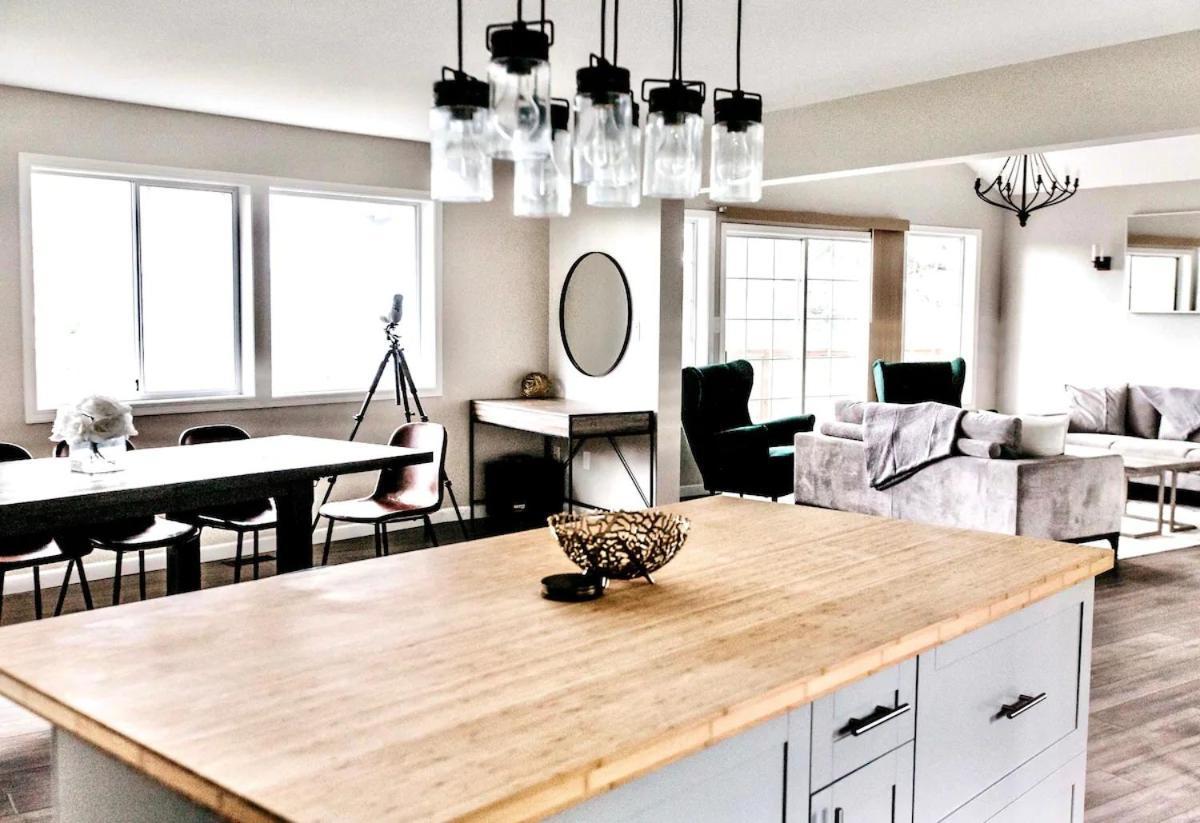 Stunning Home With Amazing Views Near The City Victoria Exterior foto
